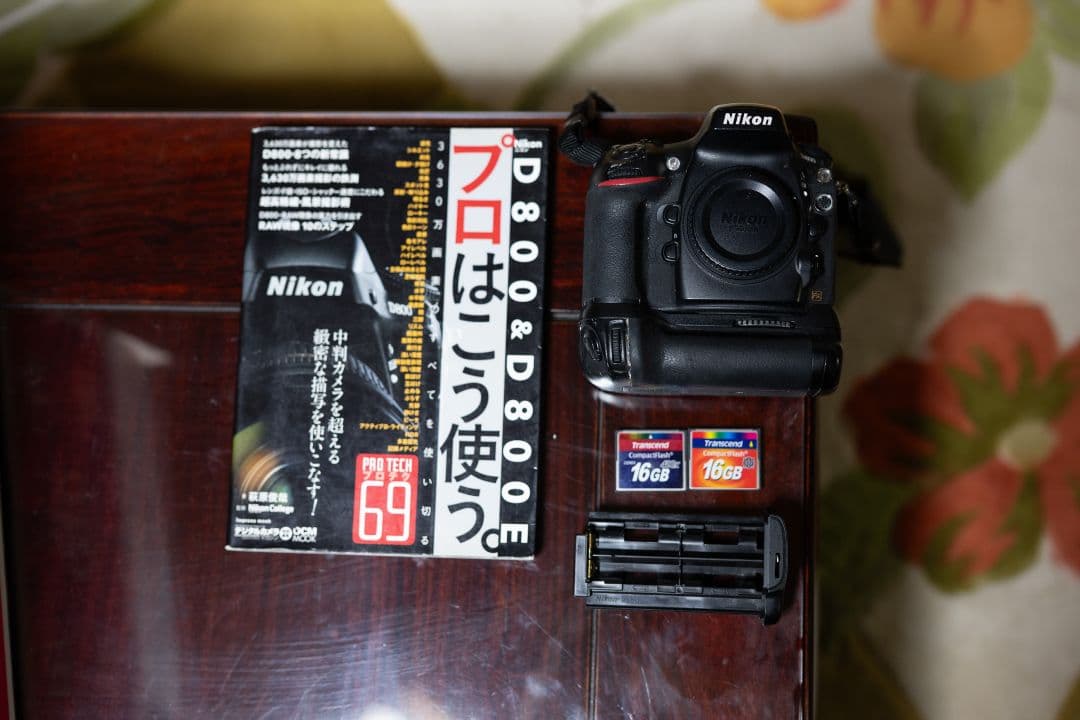 D800バッテリーグリップ付きシャッター回数11万回程CFカード16GB×2
