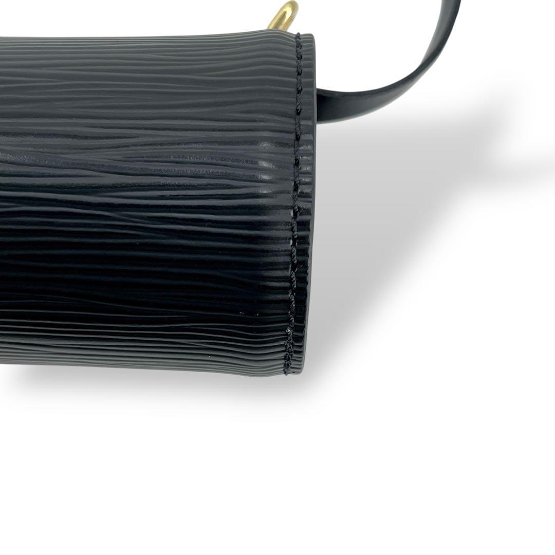 ルイヴィトン　ミニポーチ　エピ　型押しロゴ　ゴールド金具　LVロゴ　筒形　黒