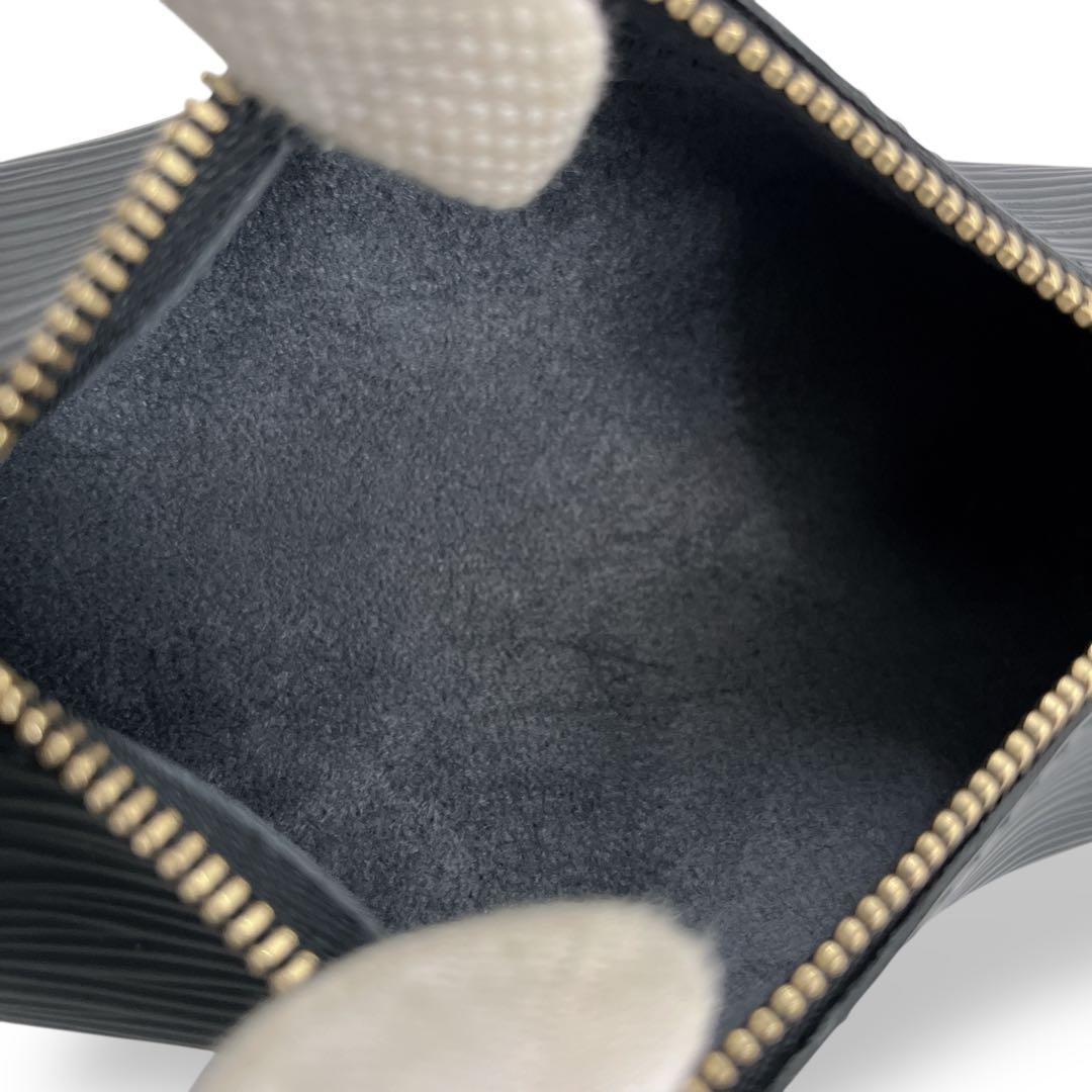 ルイヴィトン　ミニポーチ　エピ　型押しロゴ　ゴールド金具　LVロゴ　筒形　黒