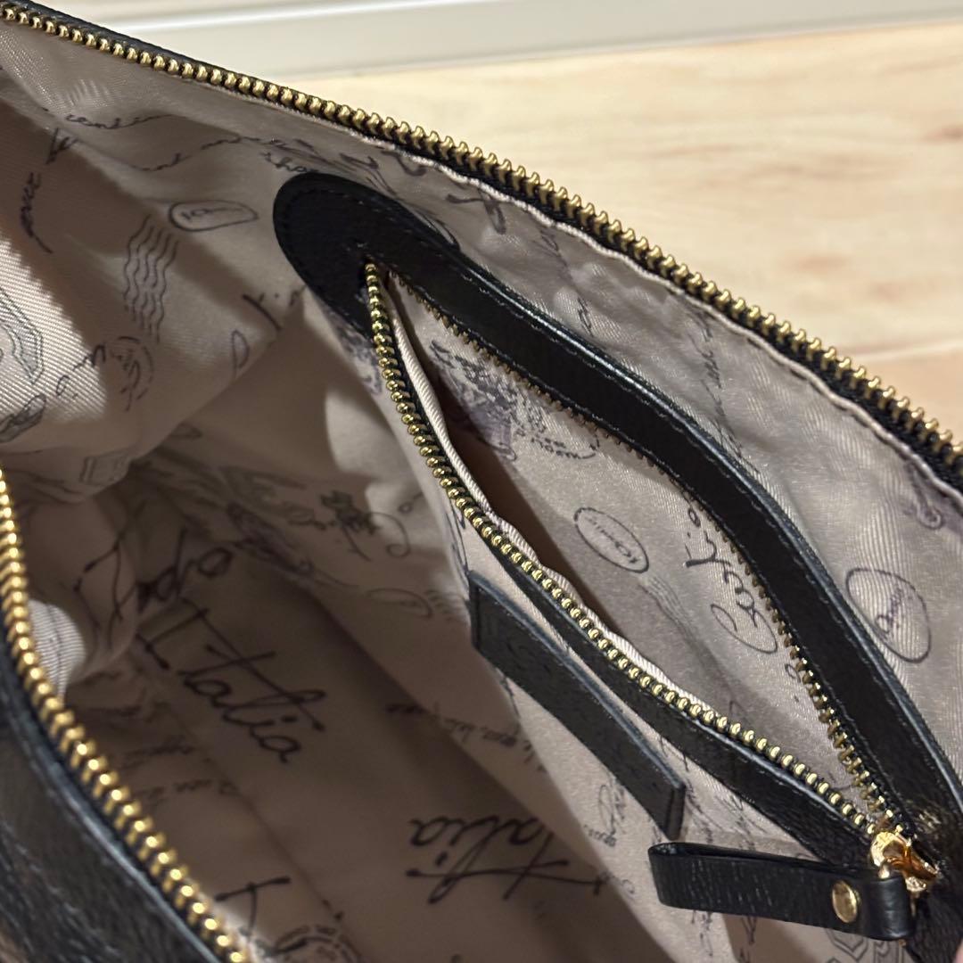 【美品】IO pelle イオペレ 黒猫 エンボス リュック イタリアンレザー