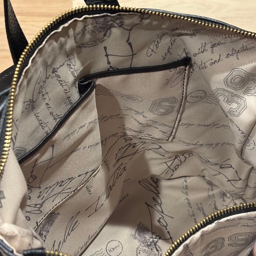 【美品】IO pelle イオペレ 黒猫 エンボス リュック イタリアンレザー