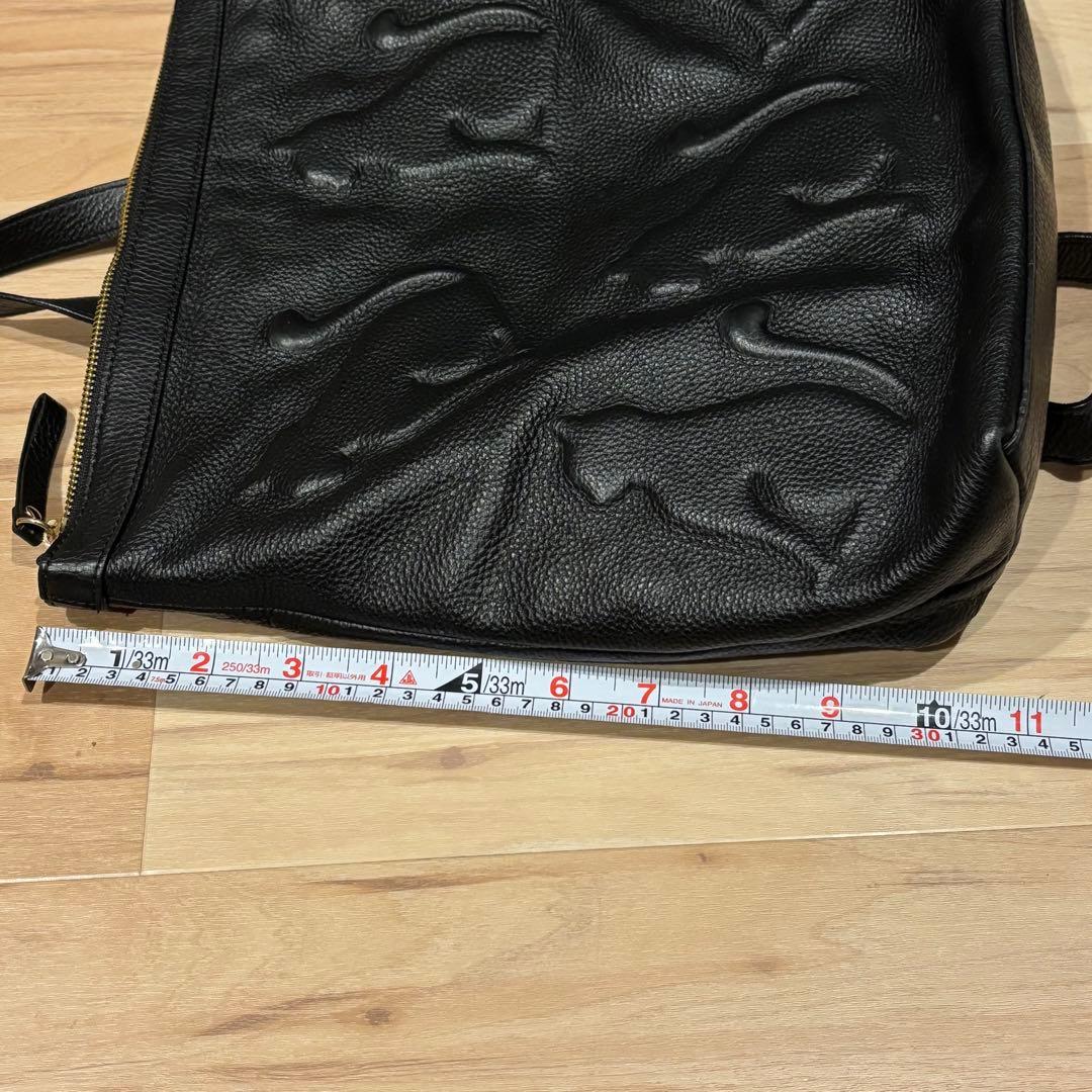 【美品】IO pelle イオペレ 黒猫 エンボス リュック イタリアンレザー