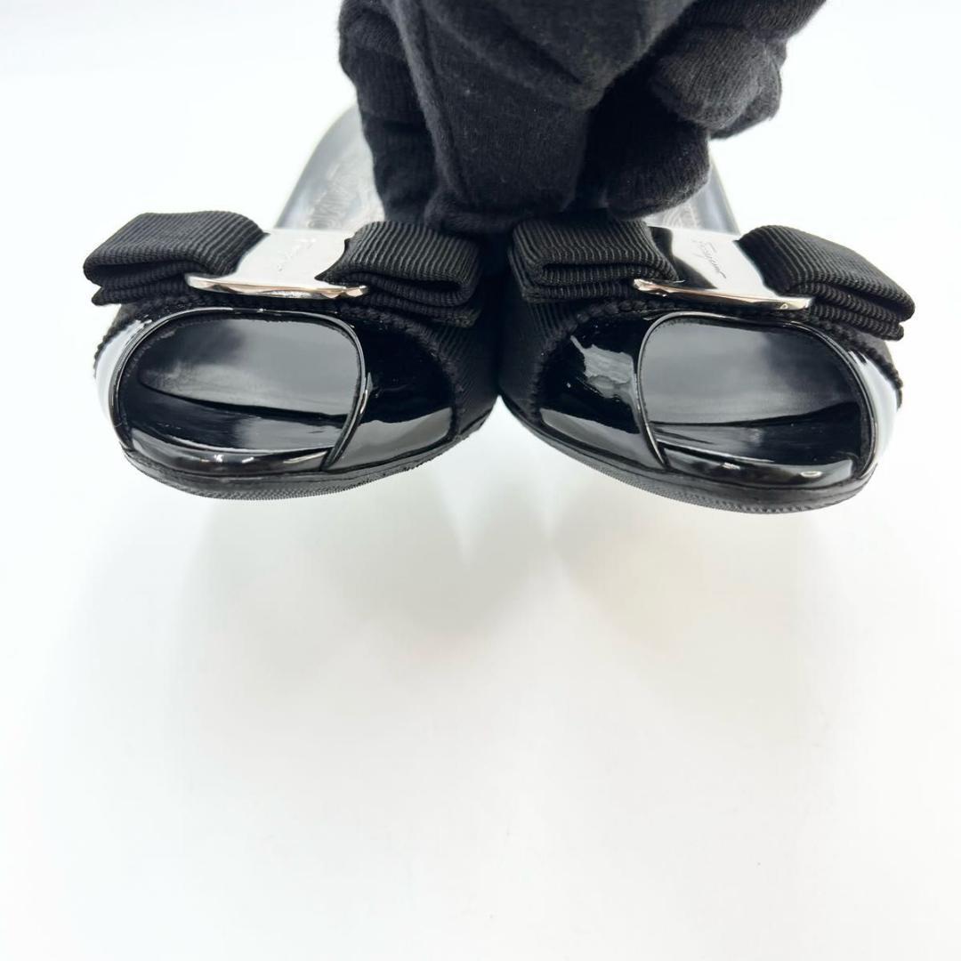 フェラガモ ミュール サンダル 黒エナメル リボン 6 1/2C 美品 23.5