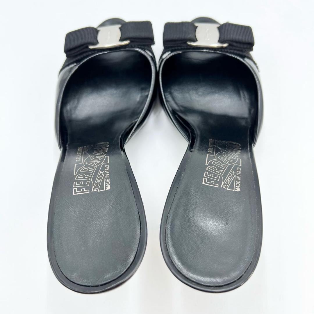 フェラガモ ミュール サンダル 黒エナメル リボン 6 1/2C 美品 23.5
