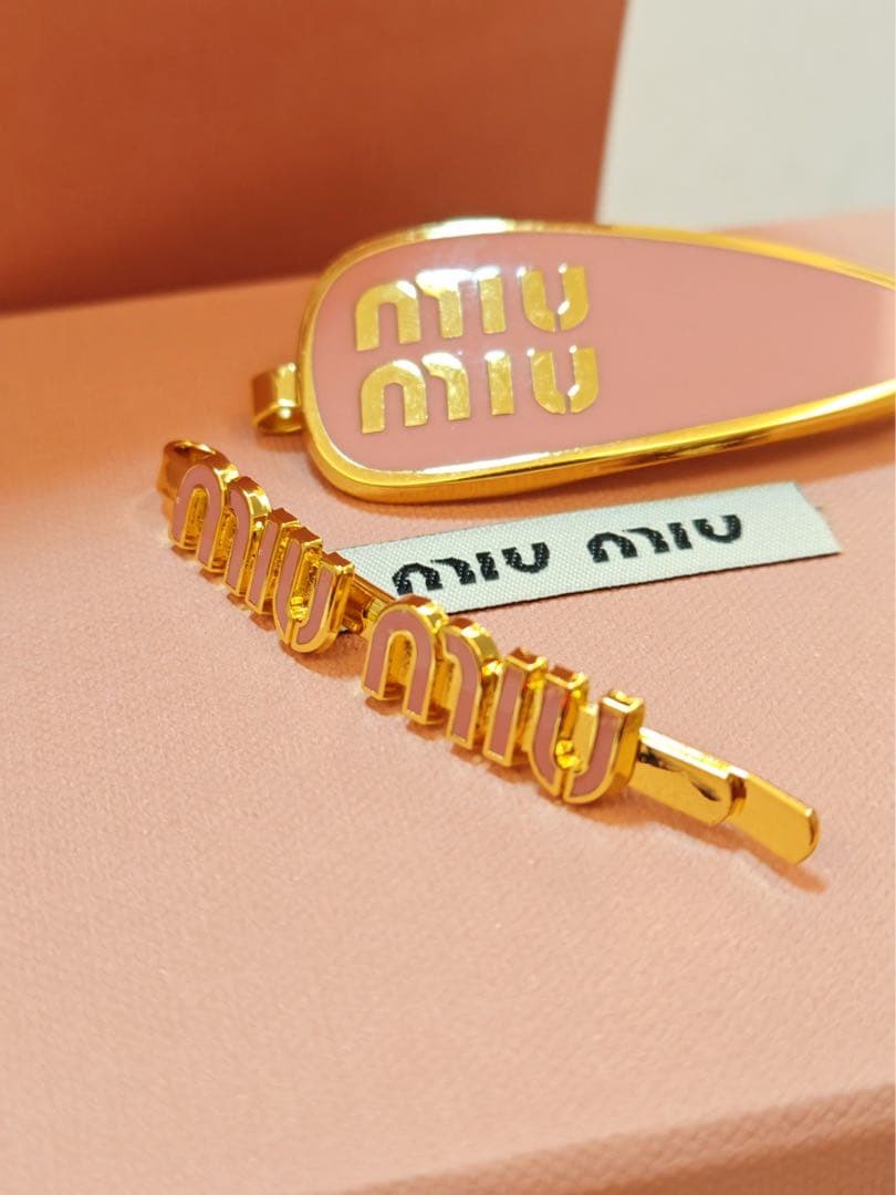 miu miu ヘアピン 2点セット ロゴ ピンク×ゴールド