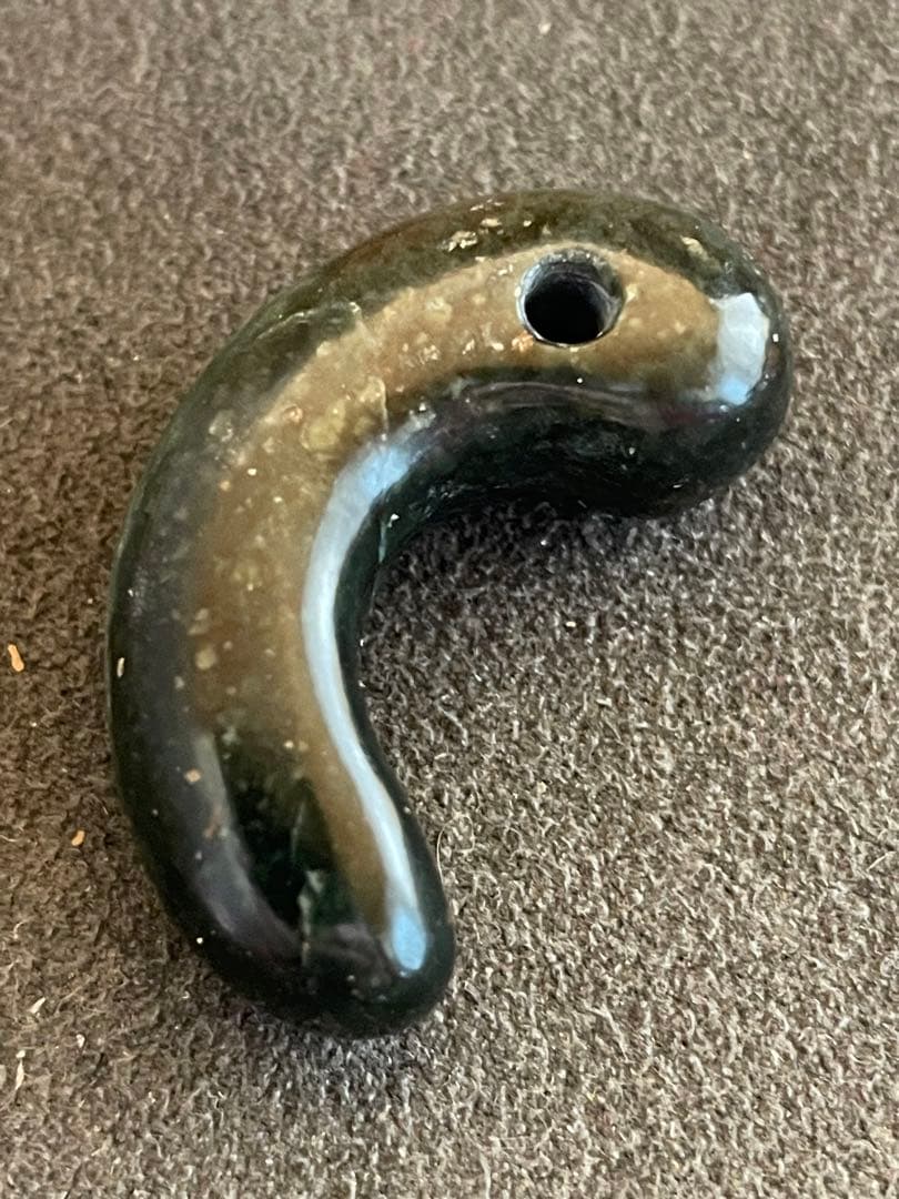 古墳時代　碧玉勾玉　出雲石　出土品