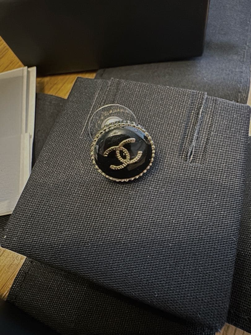 CHANEL ブラックピアス　片耳　黒ゴールドピアス