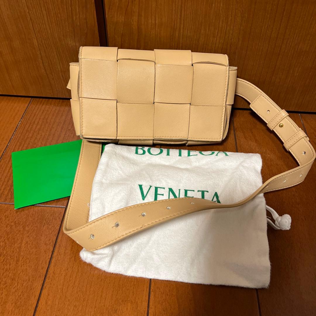 BOTTEGA VENETAボッテガヴェネタ　ベルトカセットバッグ