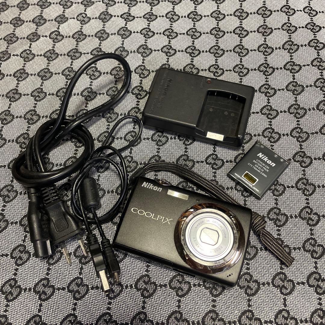 良好　Nikon ニコン　COOLPIX デジカメ　本体バッテリー充電器USB