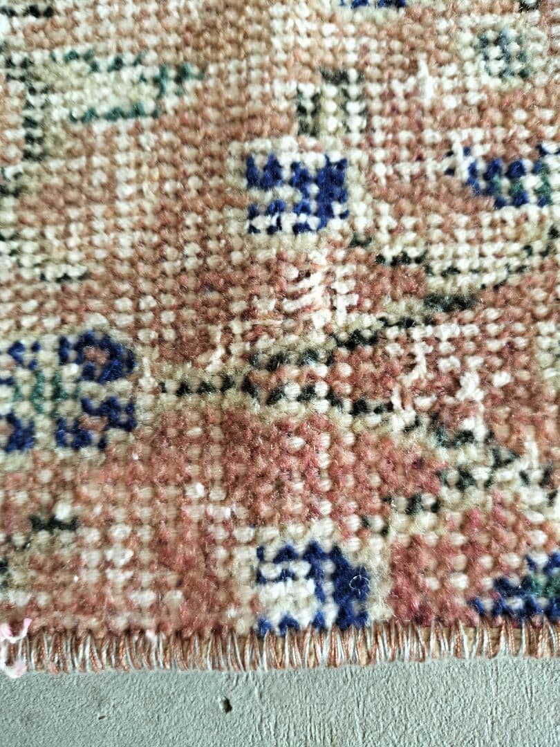 シャビーな朱赤のサークルフラワーラグ　ヴィンテージトルコラグ　No.727