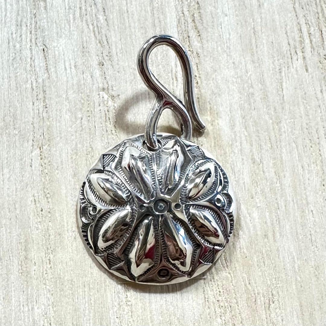 RAY ADAKAI レイアダカイ コンチョフック　ペンダントトップ　ナバホ