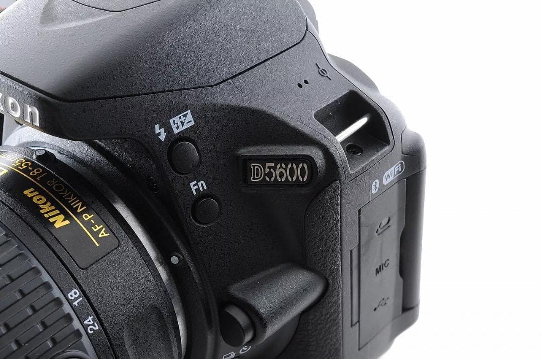 【完動美品】スマホとつながる最新一眼レフ Nikon D5600 レンズキット