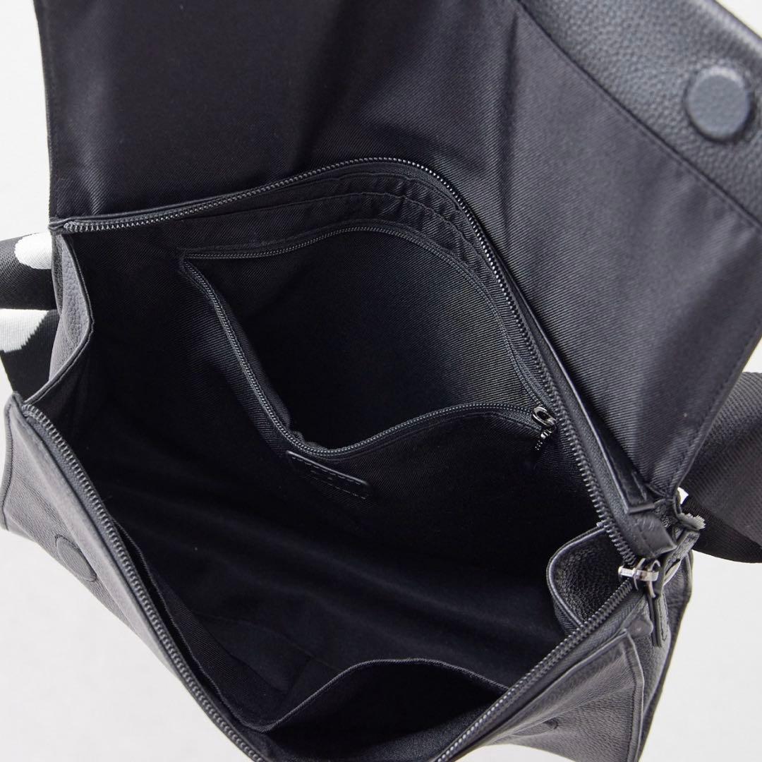 ドット柄ストラップ 黒 ボディバッグ