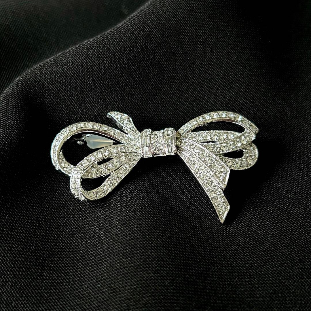 フォクシー｜FOXEY リボン ブローチ シルバー ラインストーン