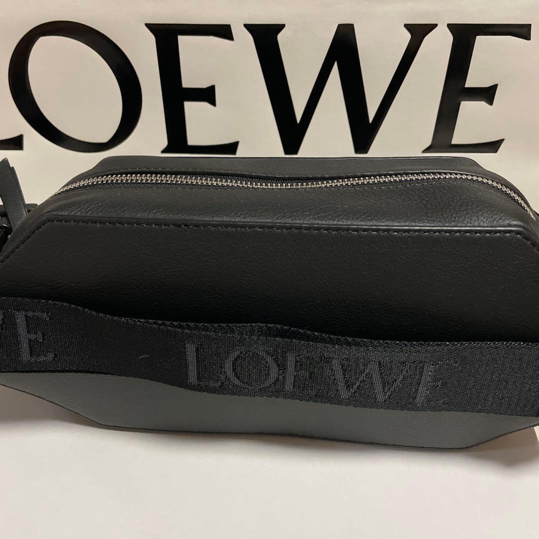 LOEWE ブラック ボディバッグ