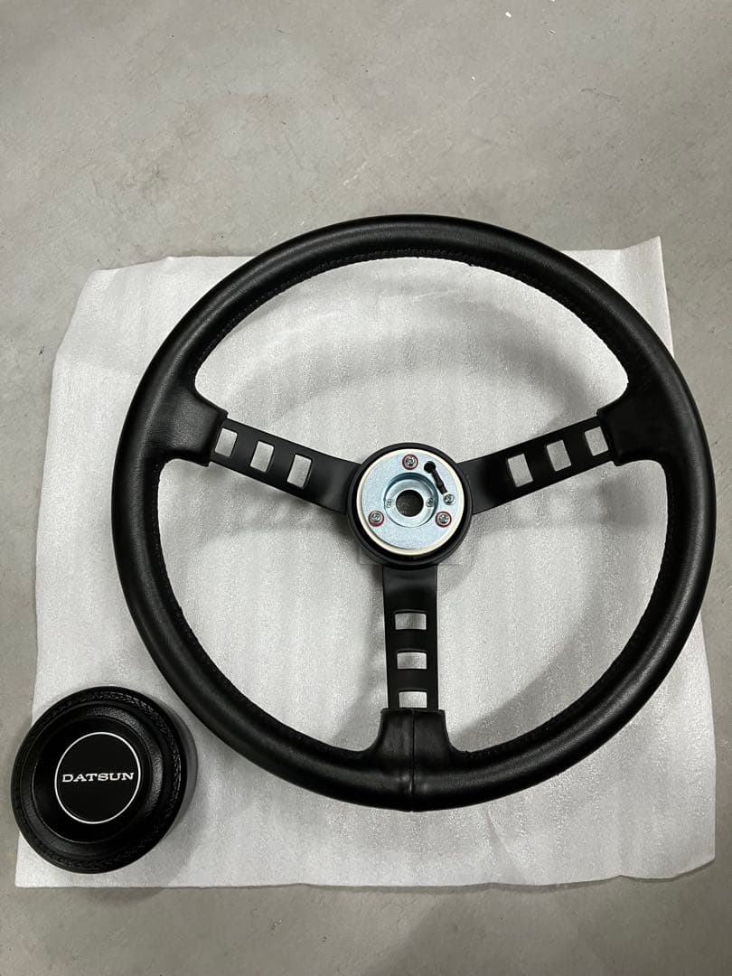 【在庫処分】DATSUN レプリカ ステアリング ハンドル・パット付き