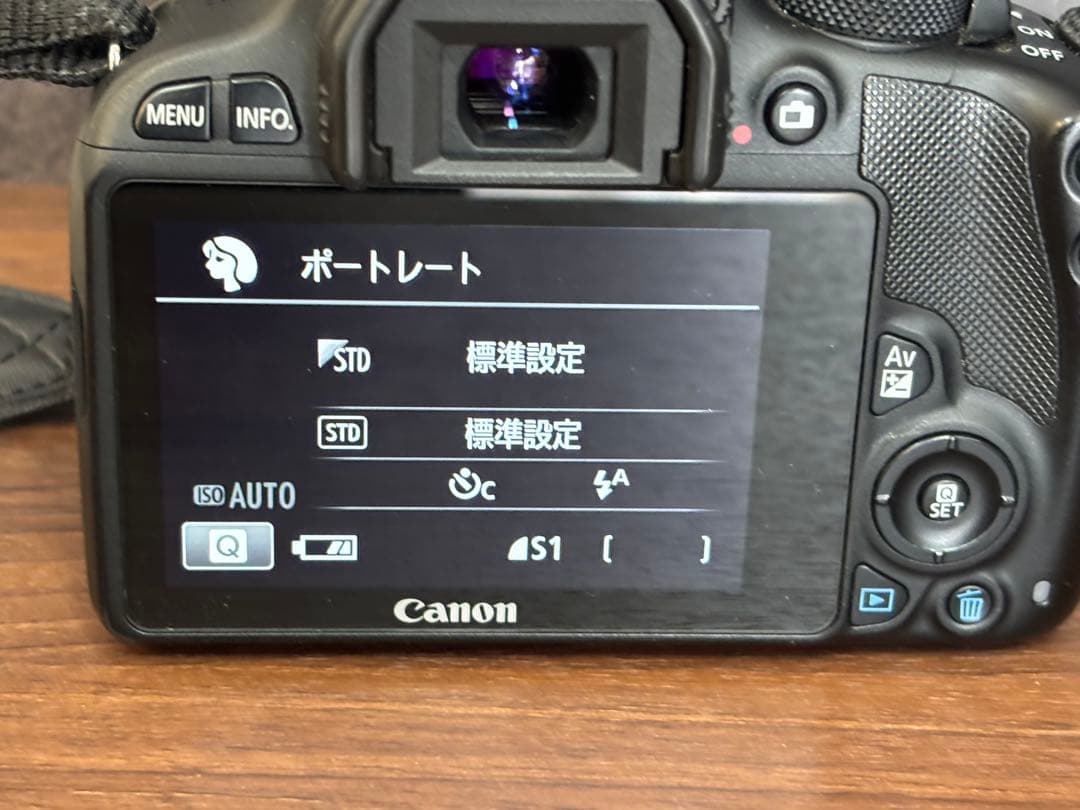 Canon EOS Kiss X7 デジタル一眼レフカメラ　ダブルズームキット