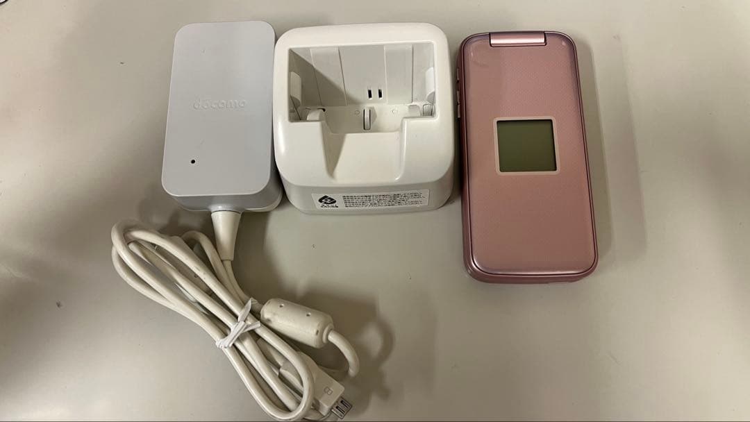 ドコモ　らくらくフォン　F-01M ホルダー充電器付き