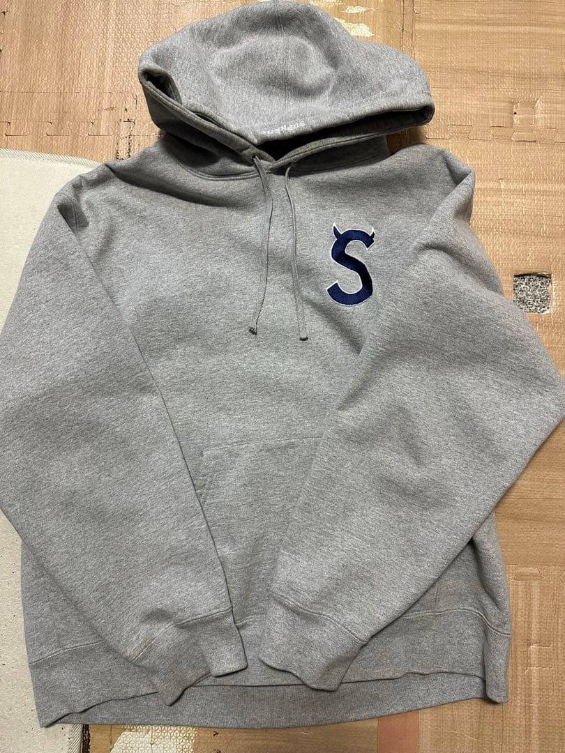 Supreme グレー パーカー Sロゴ