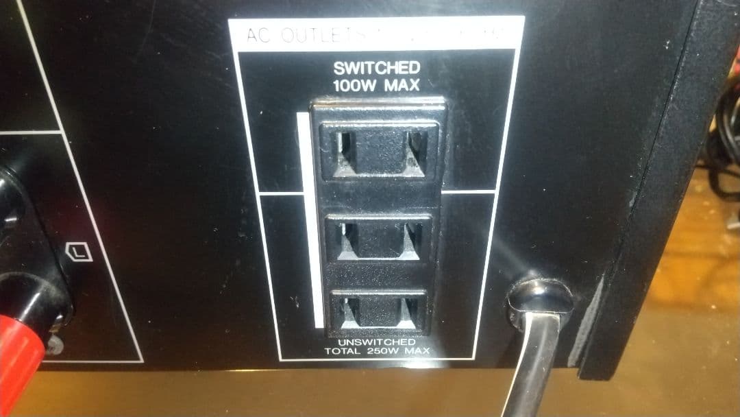 C*s様 SANSUI AU-α607 プリメインアンプ 右前インシュレータ外れ