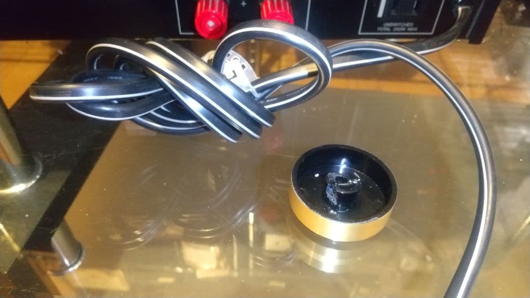 C*s様 SANSUI AU-α607 プリメインアンプ 右前インシュレータ外れ