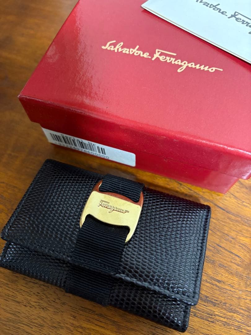 フェラガモ　新品　キーケース　黒