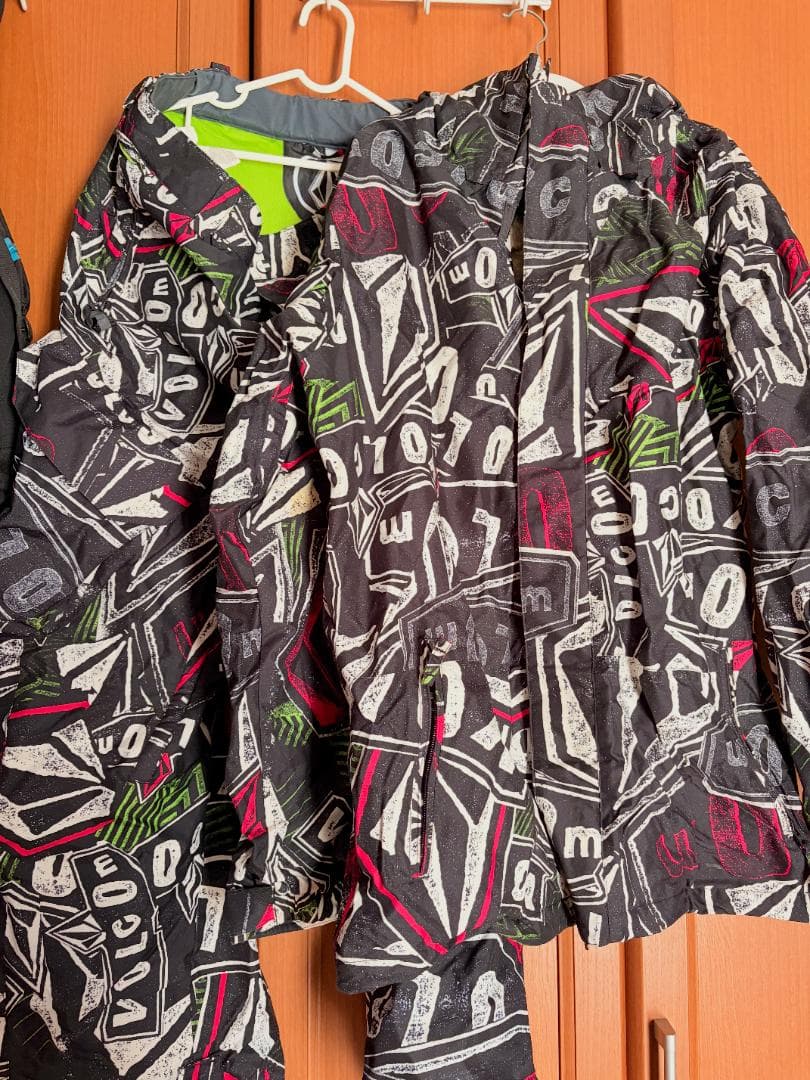 さかも！ さん専用◾️VOLCOM スノーボードウェア　上下セット　Lサイズ