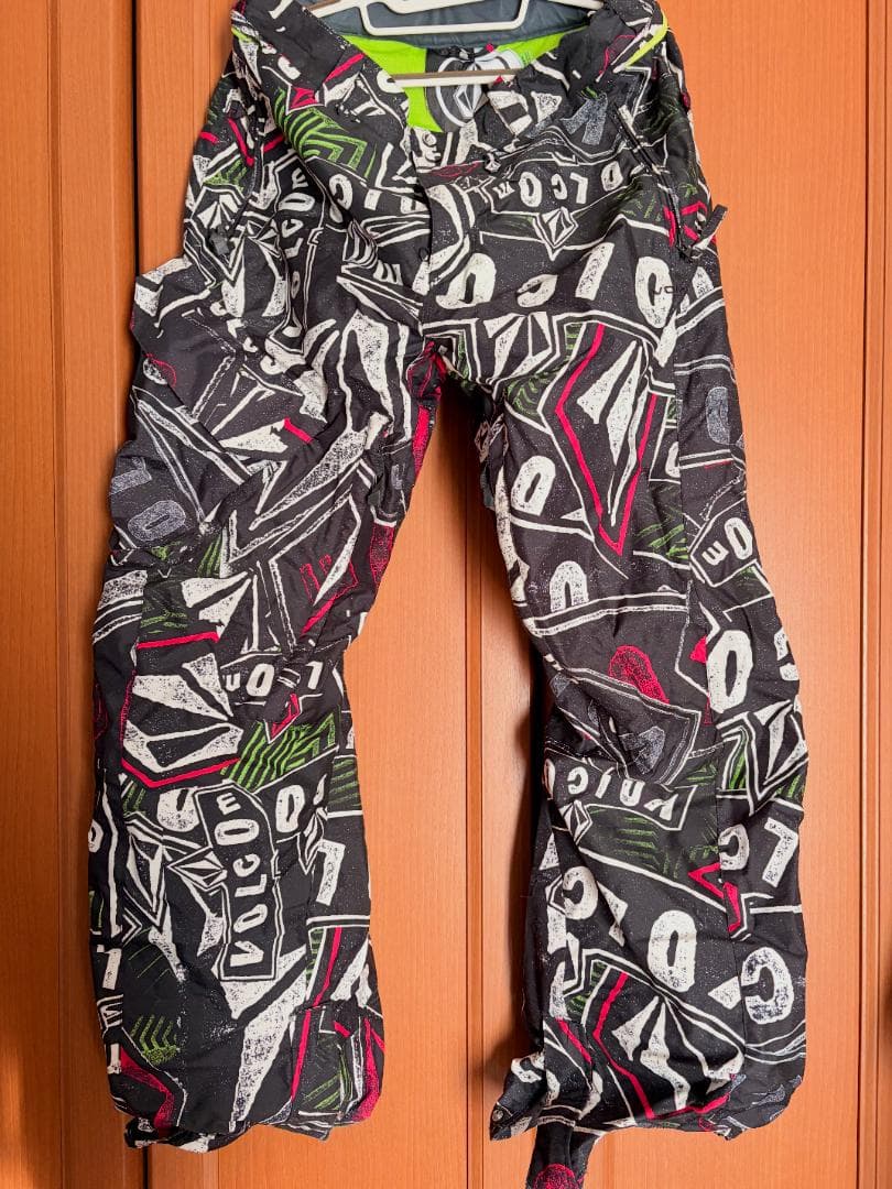 さかも！ さん専用◾️VOLCOM スノーボードウェア　上下セット　Lサイズ