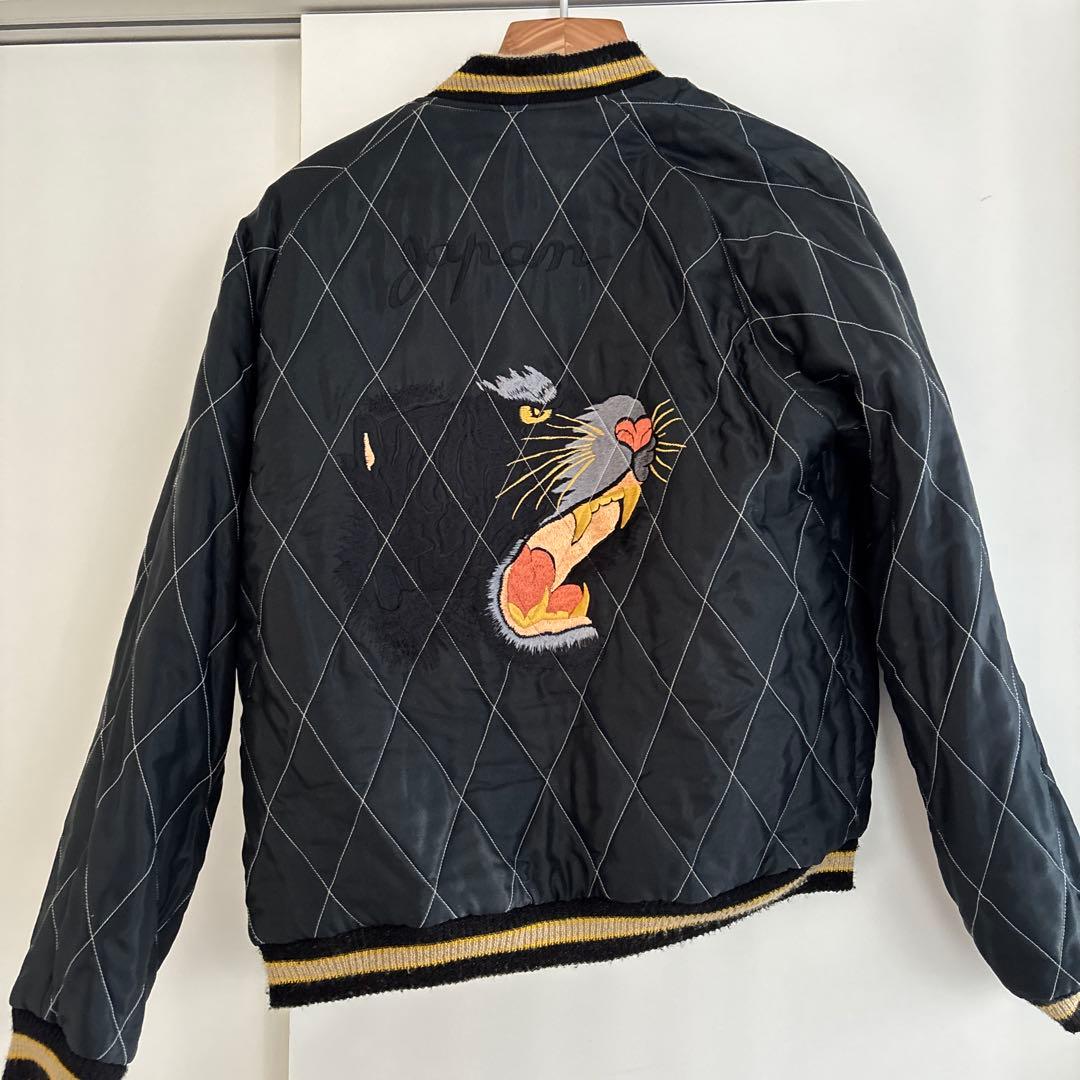 ホワイト スカジャン 日本刺繍　東洋エンタープライズ　白と黒のシンプルなデザイン