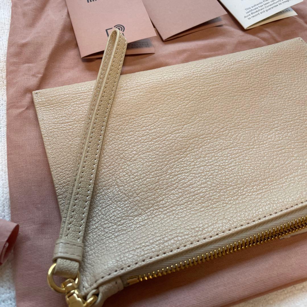 【新品未使用】Miumiu マドラスレザーのポーチ
