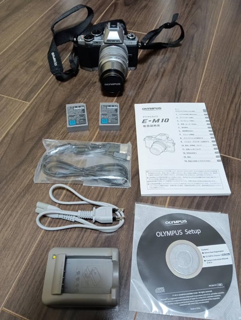 オリンパスOlympus　OM-D　E-M10カメラ本体レンズおまけ（曇りあり）