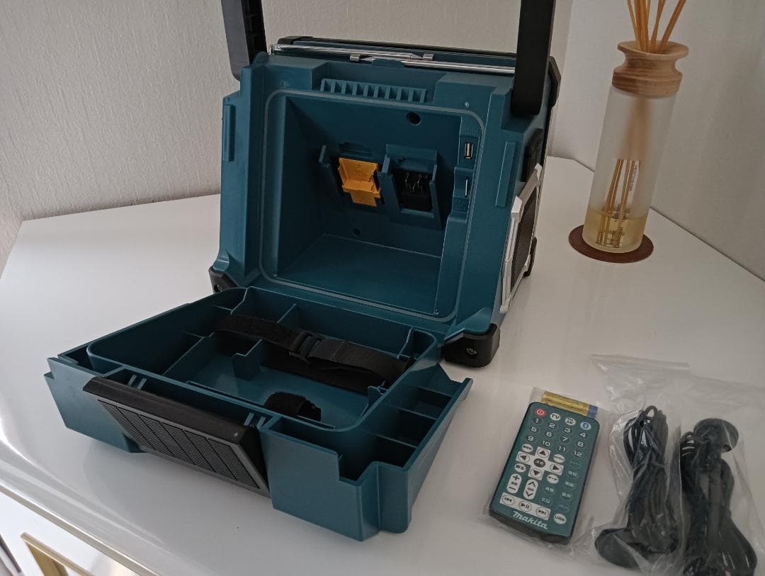 【美品】 マキタ TV100 充電式ラジオ付テレビ