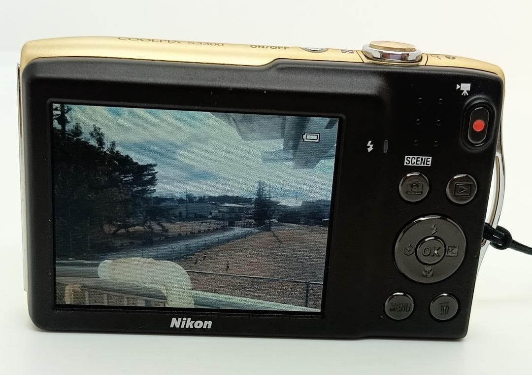 デジタルカメラ Nikon COOLPIX S3300 6X Zoom 16.0 Mp Gold