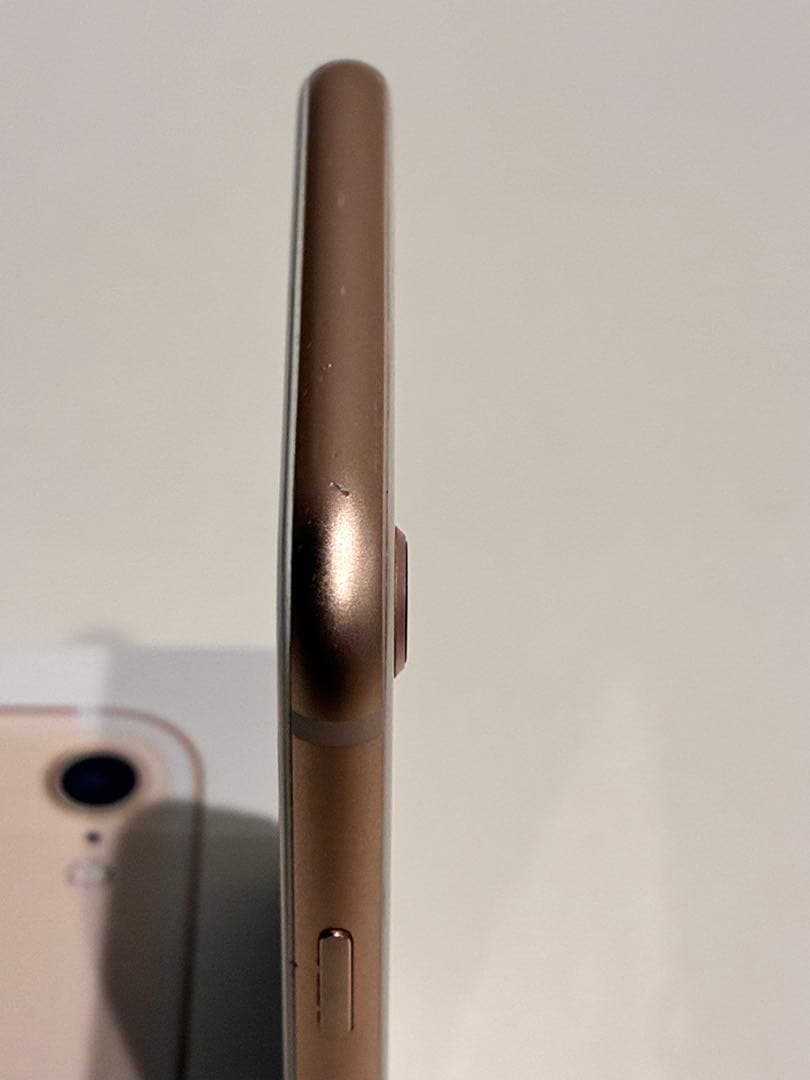 iPhone8 64GBゴールド 、画面、背面にひびあり