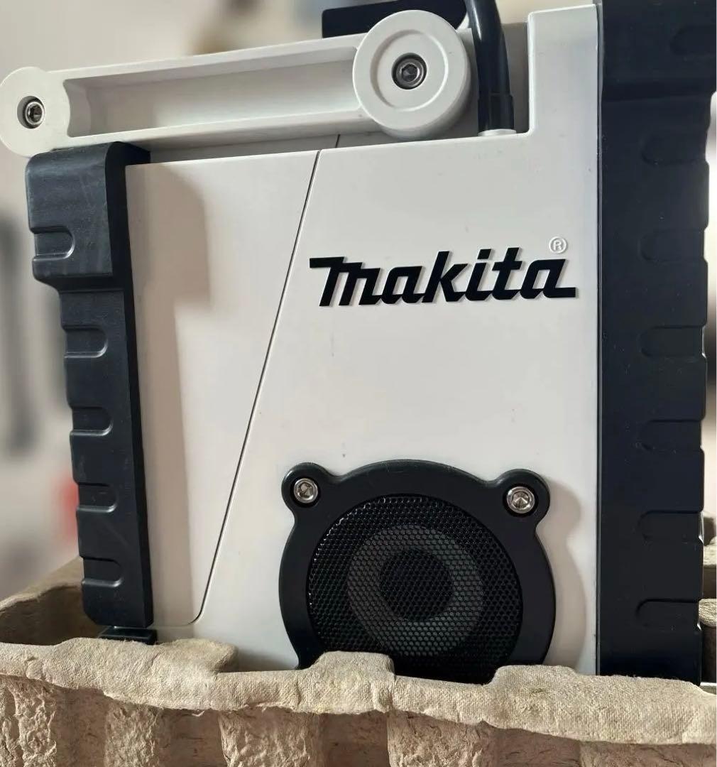 【新品箱入り】マキタ Makita 充電式ラジオ MR100 W 現場ラジオ　白