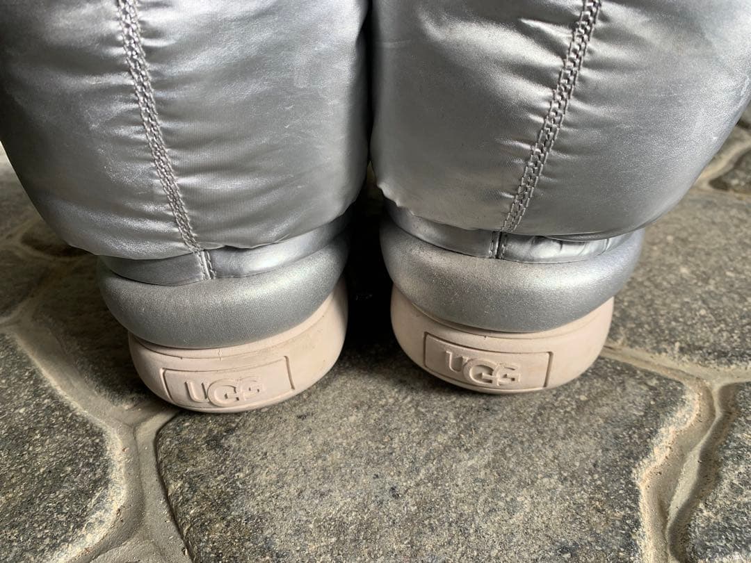 UGGシルバー ナイロン ムートンブーツ