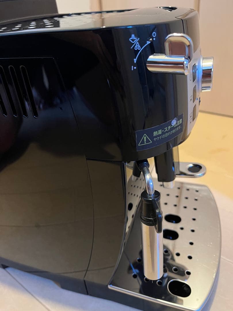 デロンギ　Sブラック コーヒーメーカー　ECAM22112B