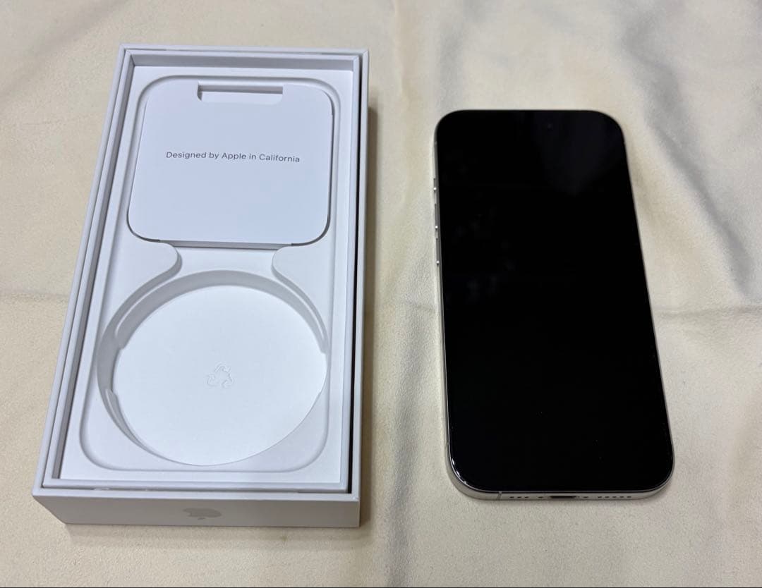 Apple iPhone15pro 128GB ホワイトチタニウム　SIMフリー