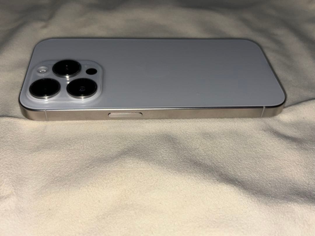 Apple iPhone15pro 128GB ホワイトチタニウム　SIMフリー