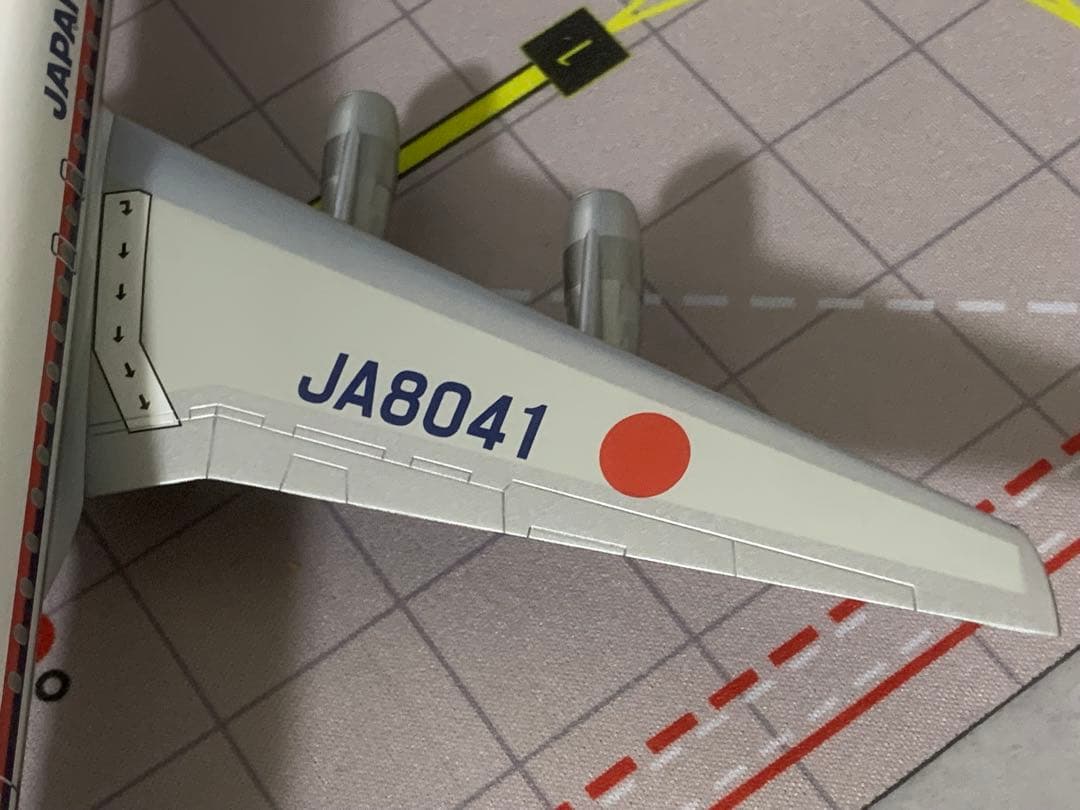 ｊａｌｕｘ公式モデル１／２００日航ＤＣ８－６１プラスティック樹脂製完成品