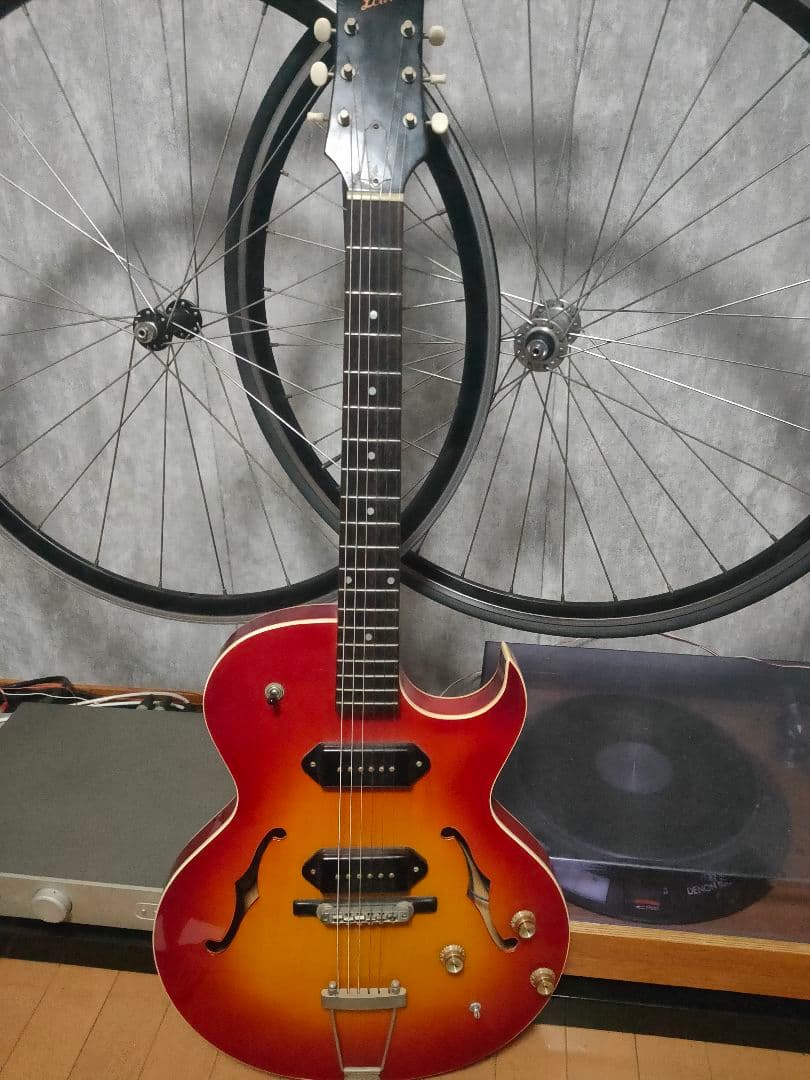 The LOAR LH302t チェリーサンバースト フルアコ