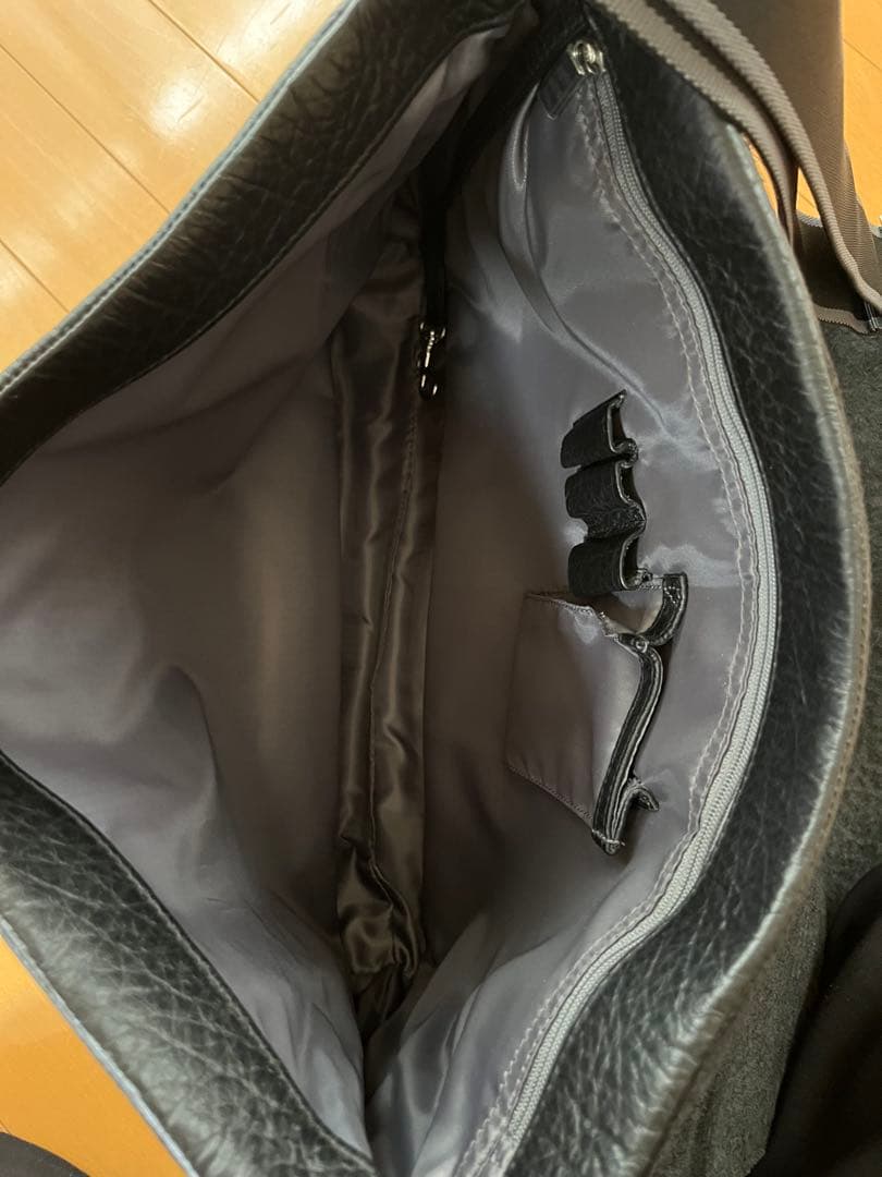 BREE メッセンジャーバッグ