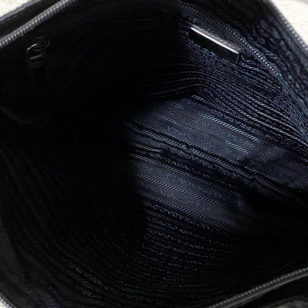 近代モデル【美品】プラダ メッセンジャーバッグ トライアングルロゴ