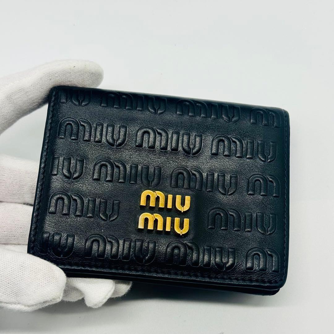 現行品✨ミュウミュウ 二つ折り財布 エンボス ロゴ 総柄 レザー 黒