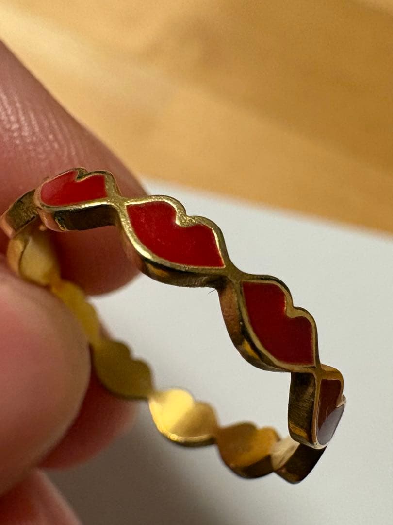 Marie-Helene de Taillac レッドエナメルキスバンドリング