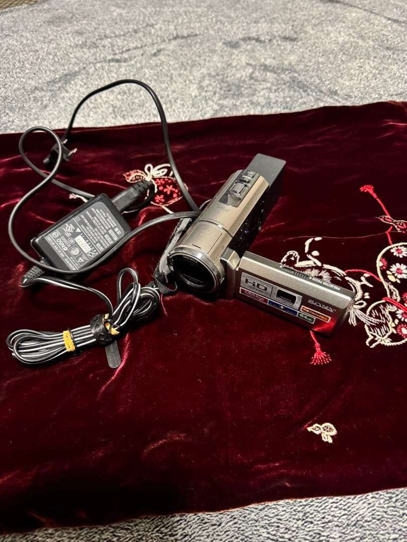 ソニーハンデイカム (HOR-PJ40) 2011年式8時間バッテリー付き！。