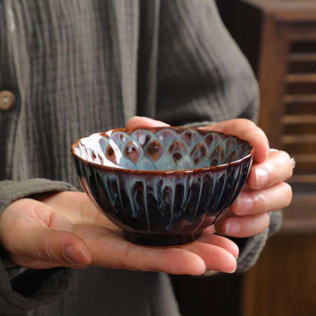 波状模様の黒青陶器茶碗