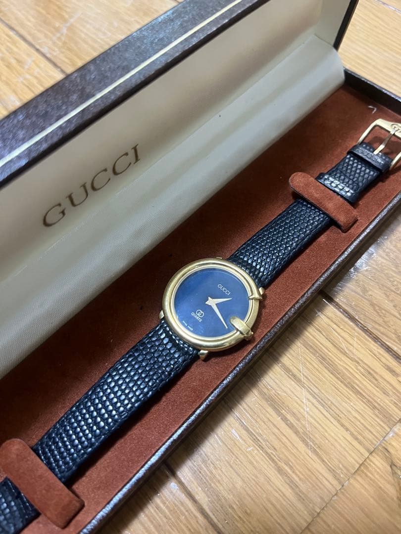 GUCCI ブラックレザー アナログ腕時計