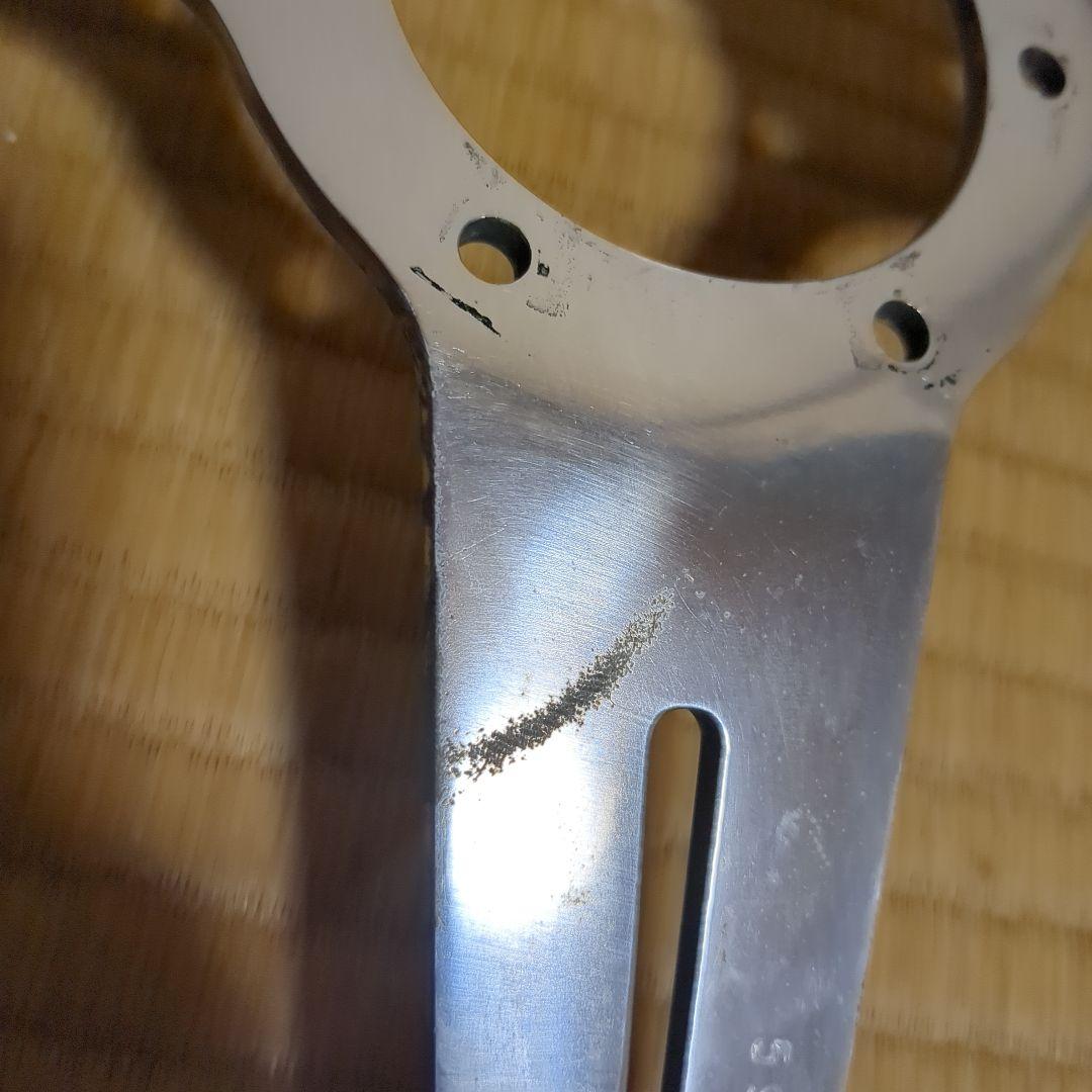 ナルディウッドステアリング、ホーンボタン、取り付けネジ。