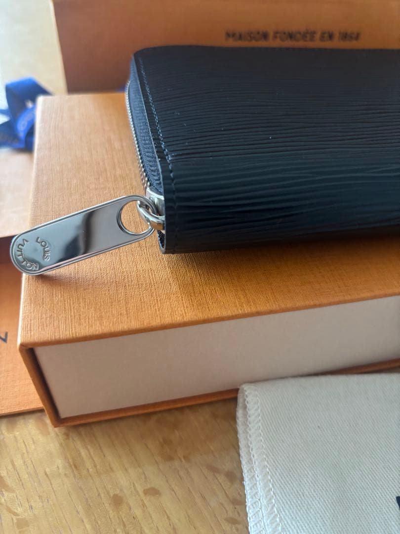 ジッピーウォレットエピ 長財布M61857